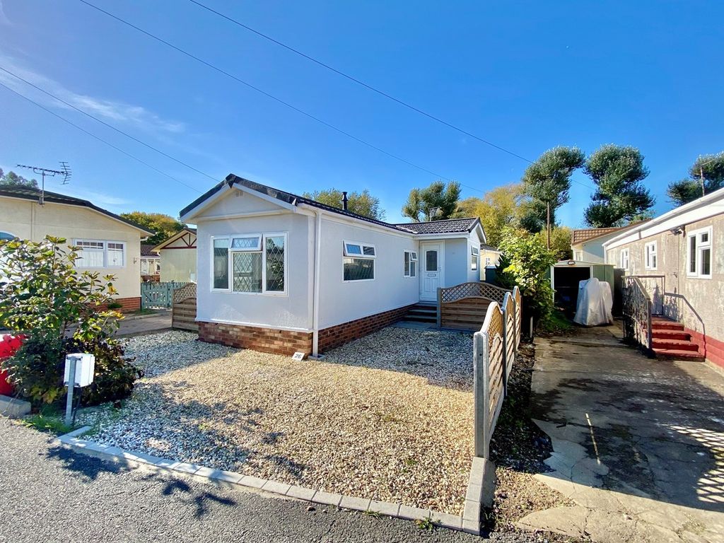 2 bed mobile/park home for sale in Thorney Mill Road, West Drayton UB7