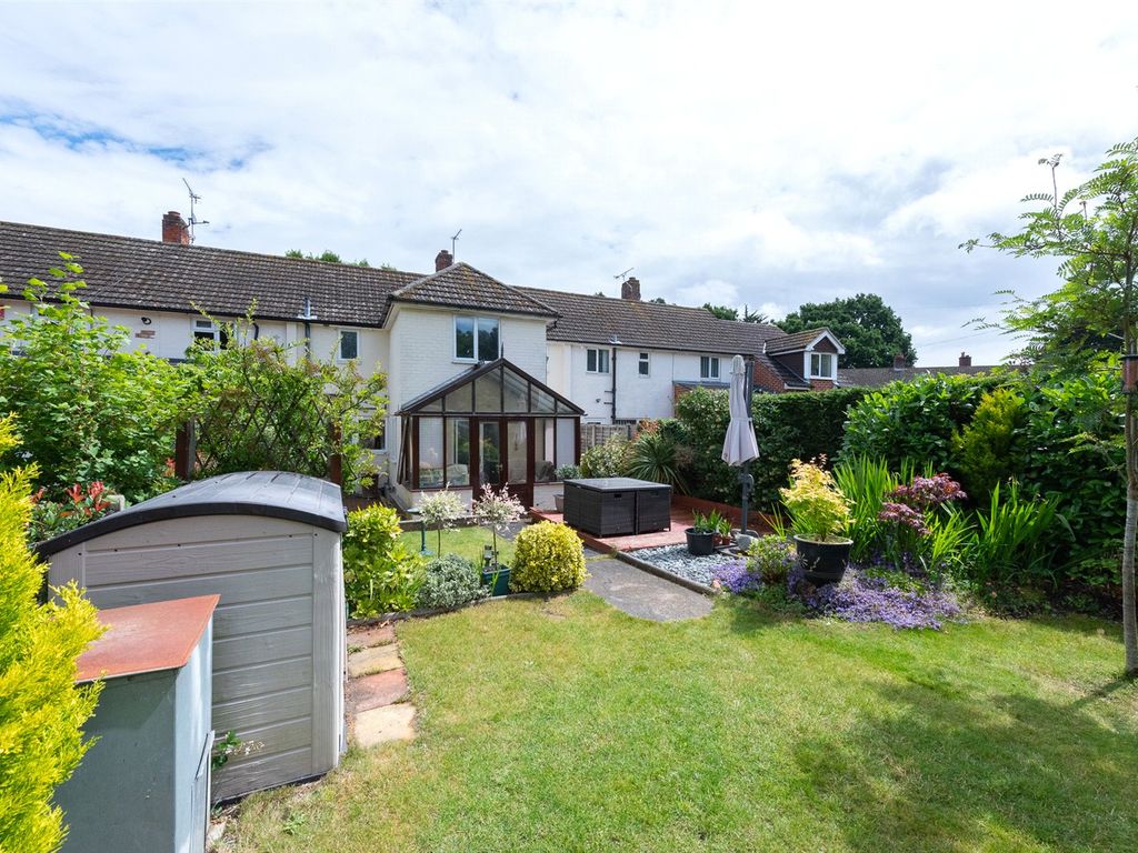 4 bed terraced house for sale in Abbots Road, Burghfield Common