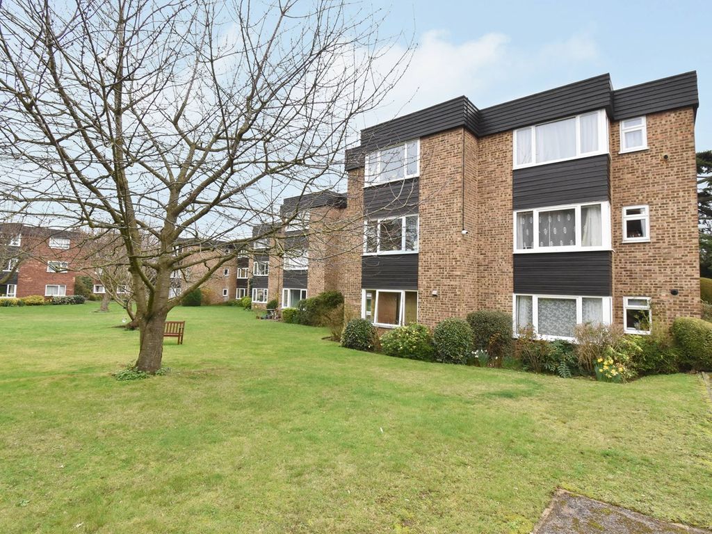 1 bed flat for sale in Mount Felix, WaltonOnThames KT12, £319,950