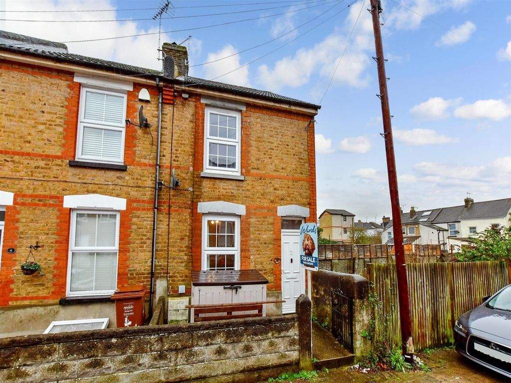 3 bed end terrace house to rent in Kings Road, Chatham ME5, £1,300 pcm
