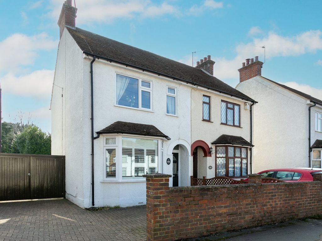 3 bed semidetached house for sale in Horseshoe Lane, Watford