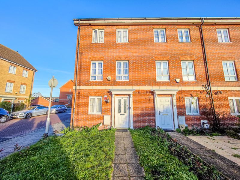 4 bed end terrace house for sale in Battery Road, London SE28, £450,000