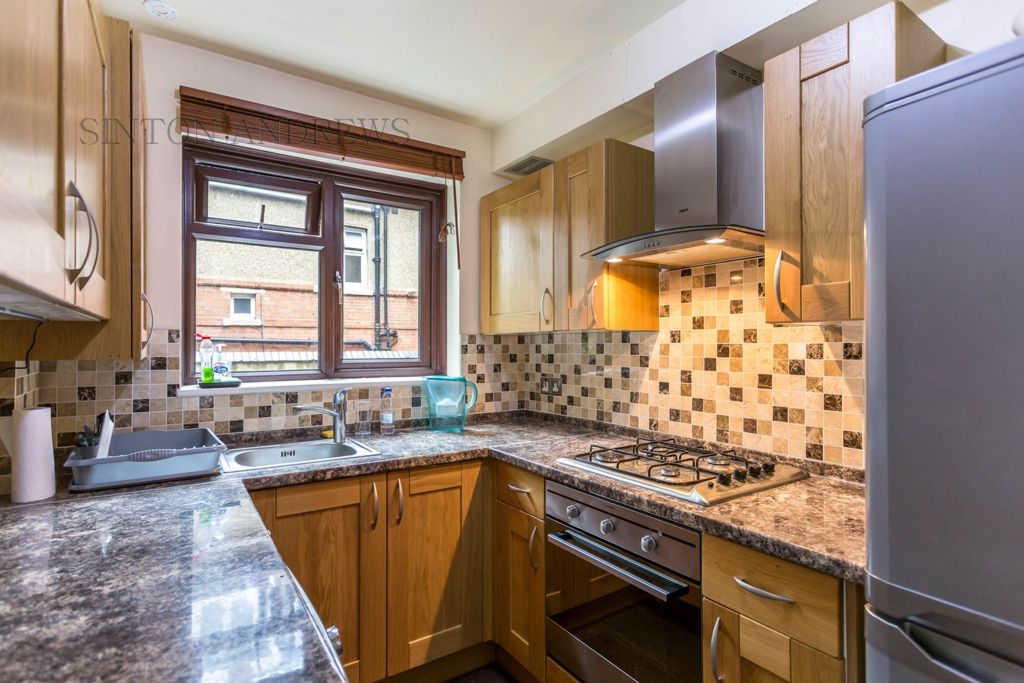 1 bed flat to rent in Priory Lodge, Castlebar Road, Ealing W5, £1,900