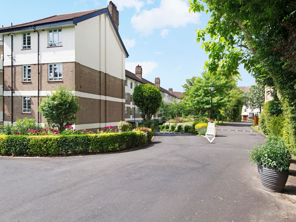 2 bed flat to rent in Edge Hill Court, Edge Hill, London SW19, £2,200