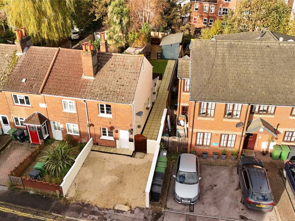 2 bed end terrace house for sale in Flaxfield Road, Basingstoke, Hampshire RG21, £325,000 Zoopla