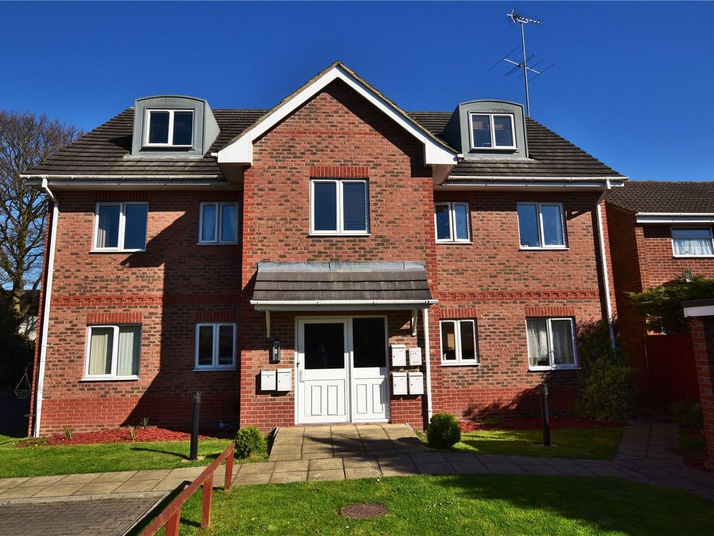 2 bed flat to rent in Park House, 123 Chapel Lane, Farnborough