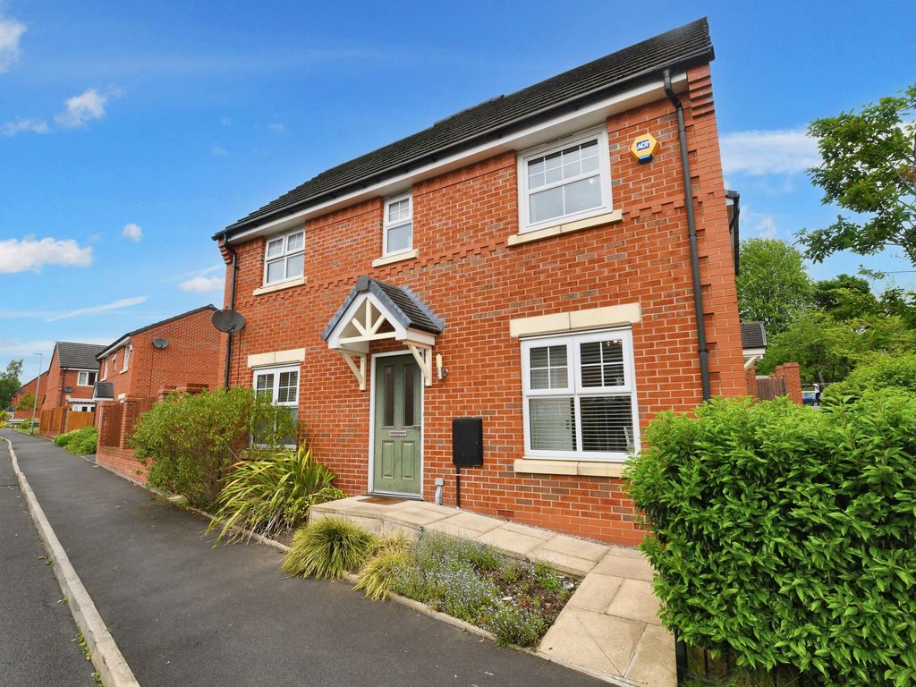 3 bed semidetached house for sale in De La Salle Way, Salford M6, £