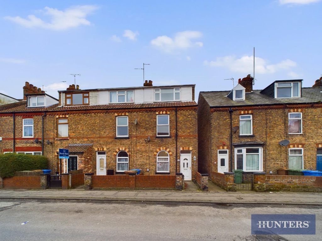 3 bed property to rent in St. Johns Walk, Bridlington YO16, £895 pcm