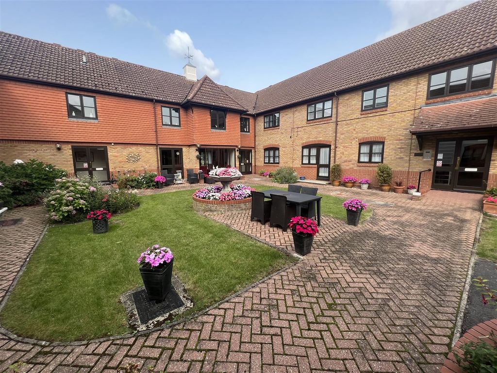 2 bed flat for sale in Baddow Road, Great Baddow, Chelmsford CM2, £