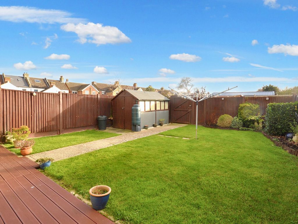 2 bed flat for sale in Shaftesbury Avenue, Folkestone CT19, £170,000