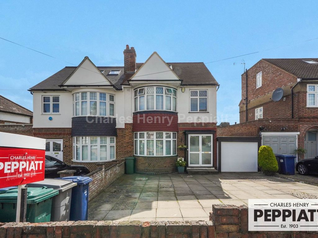 4 bed semidetached house for sale in Brookside South, EN4, £