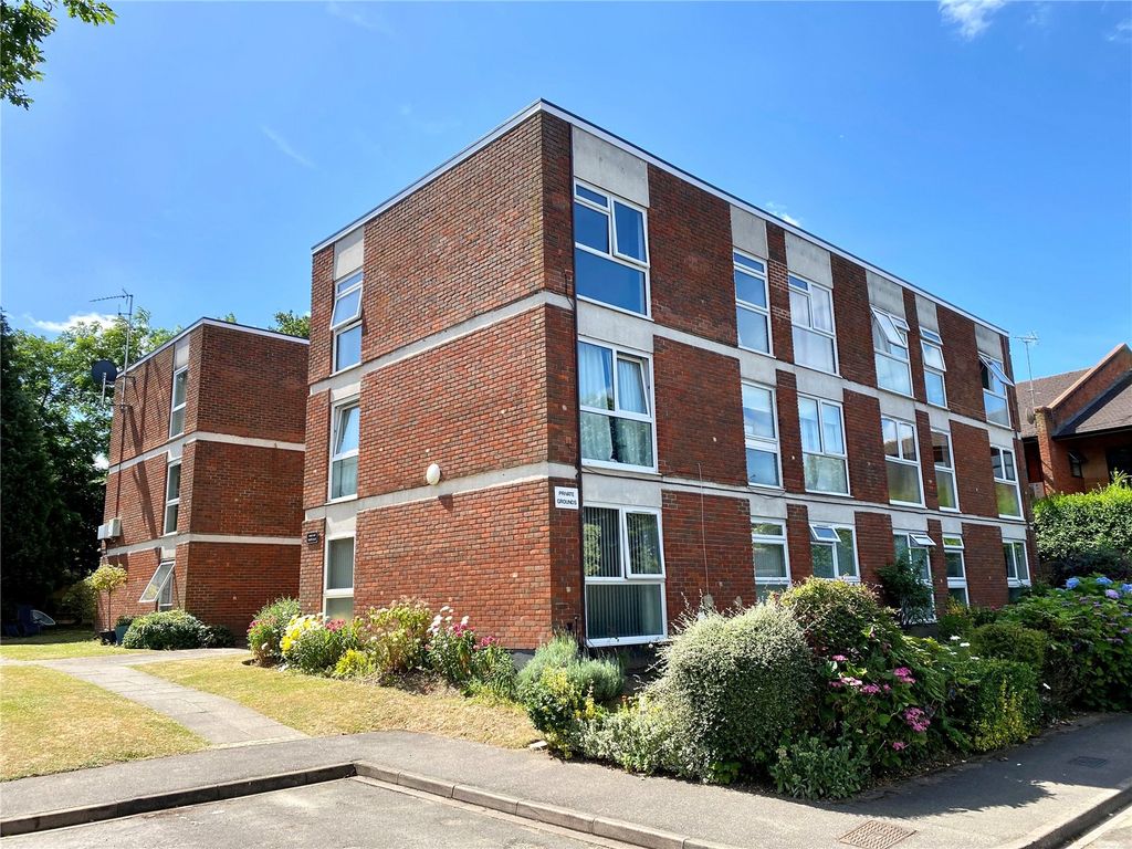 2 bed flat for sale in Fosse Way, West Byfleet, Surrey KT14, £250,000