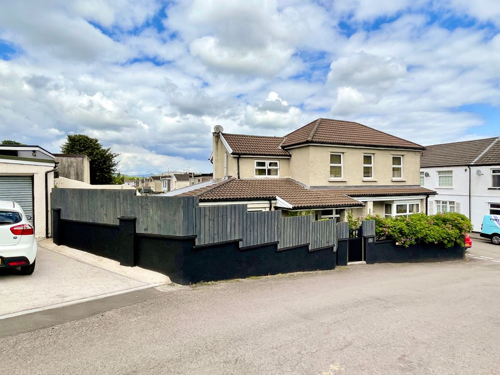 3 bed linkdetached house for sale in Gethin Street, Abercanaid