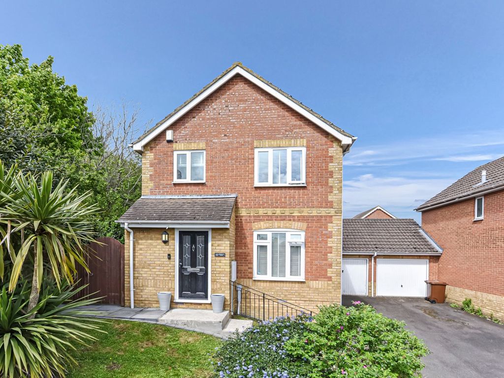 3 bed link detached house for sale in Rosemount Court, Rochester, Kent