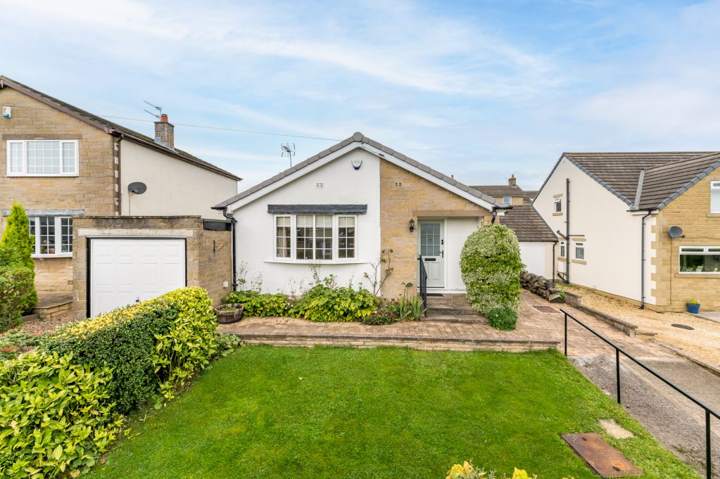 3 bed bungalow for sale in Southway, Eldwick, Bingley, West Yorkshire