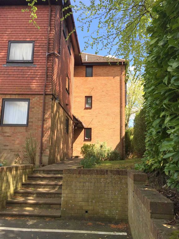 1 bed flat to rent in Glendale Court, Sandhurst Road, Tunbridge Wells