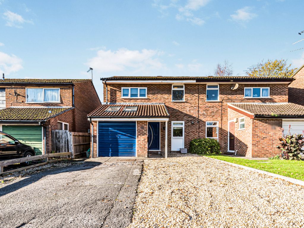 3 bed semidetached house for sale in Hawkesbury Drive, Calcot, Reading