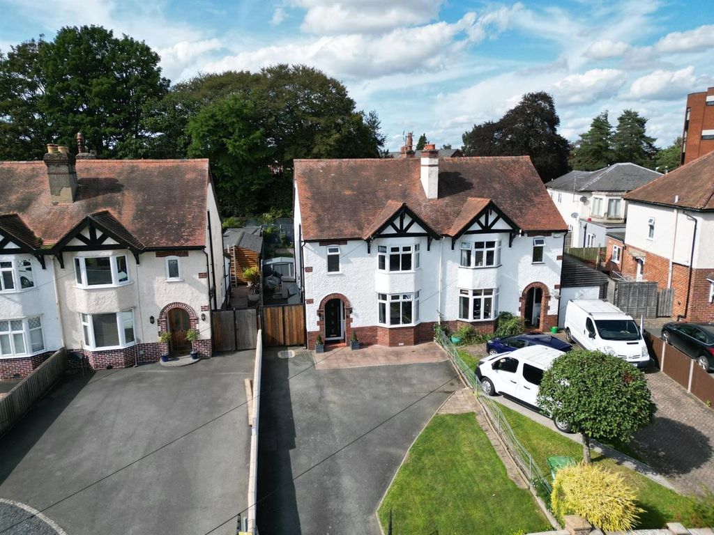 3 bed semidetached house for sale in Broomy Hill, Hereford HR4, £