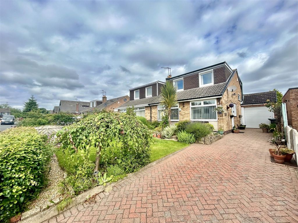 3 bed semidetached bungalow for sale in Gascoigne Avenue, Barwick In Elmet, Leeds LS15, £