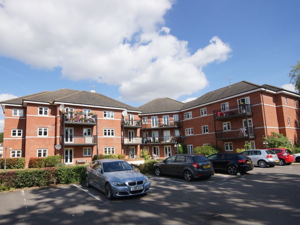 2 bed flat to rent in Viewpoint Court, Elm Park Road, Pinner, Middlesex