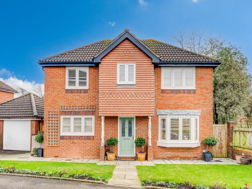 3 bed detached house for sale in Coppard Gardens, Chessington KT9, £