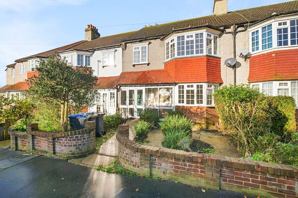 3 bed terraced house to rent in Courtland Avenue, Norbury, London