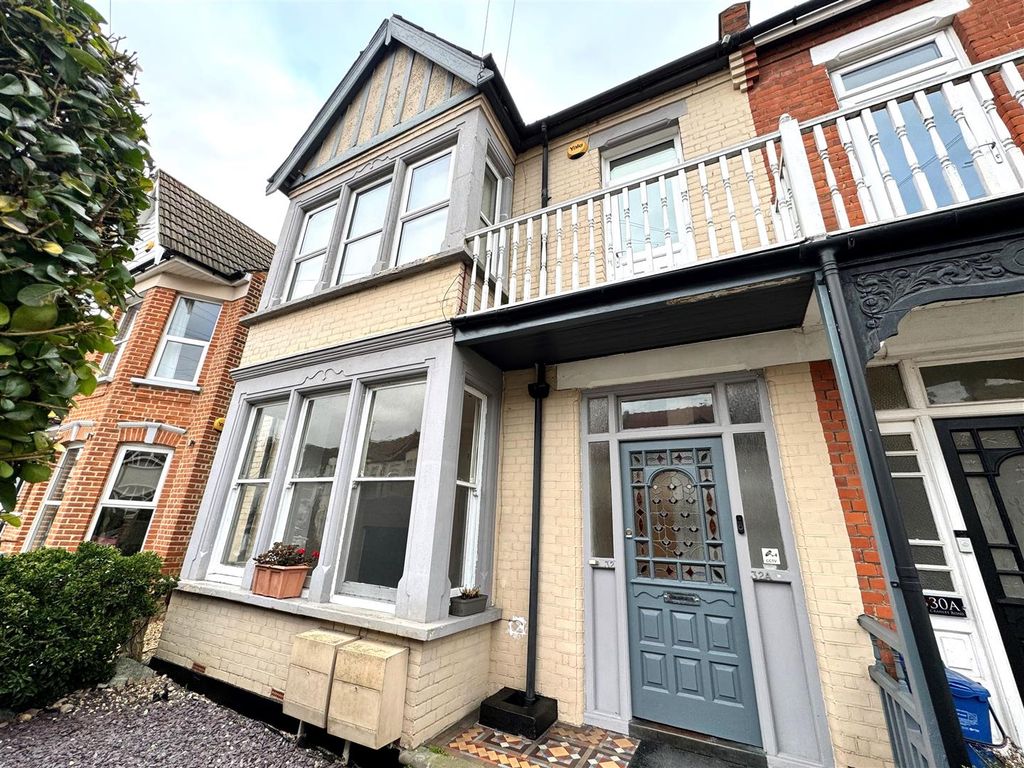 2 bed flat to rent in Cranley Road, WestcliffOnSea SS0, £1,250 pcm