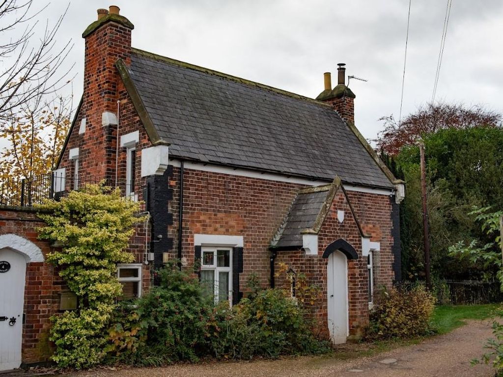 2 bed cottage for sale in Cemetery Lane, Pocklington, York YO42, £