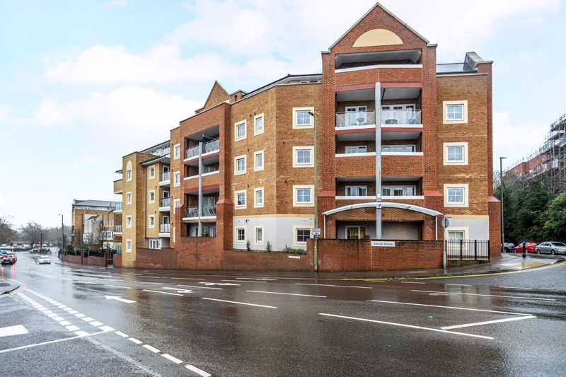 1 bed flat to rent in Flambard Way, Godalming GU7, £1,250 pcm Zoopla