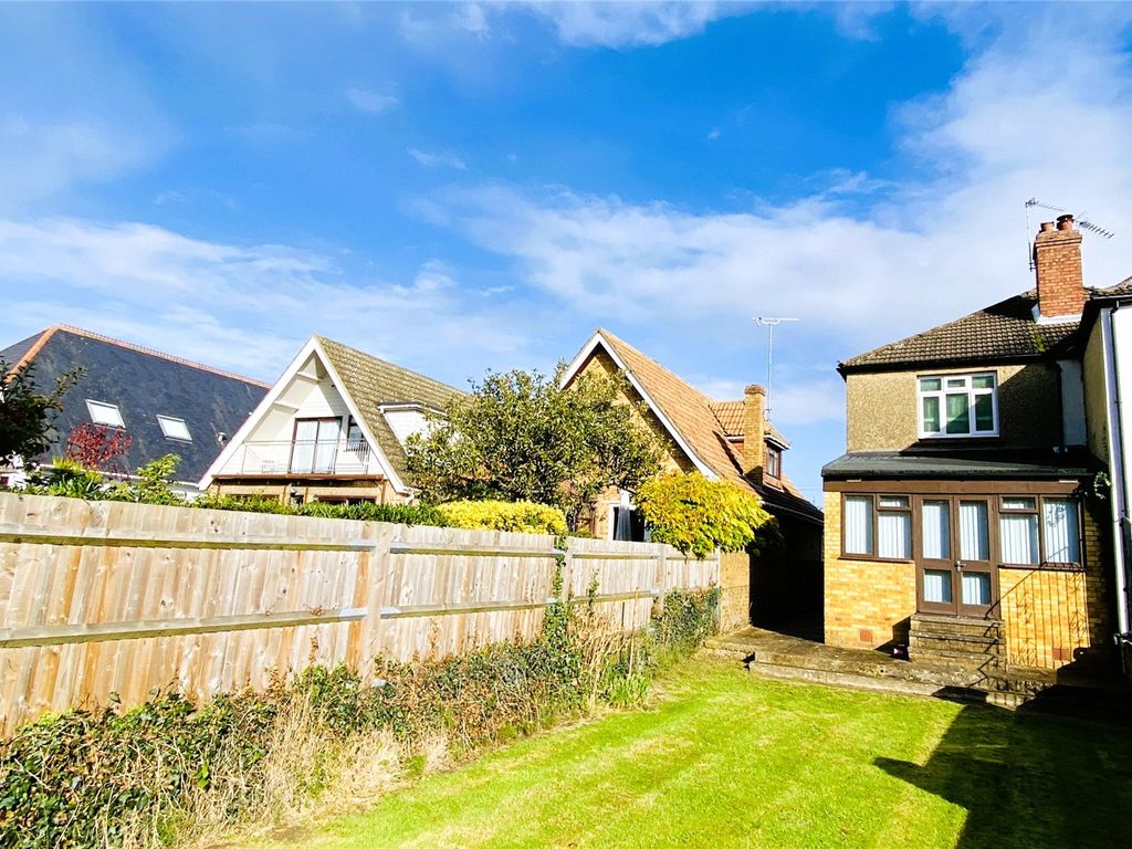 3 bed semidetached house for sale in Hythe End Road, Wraysbury