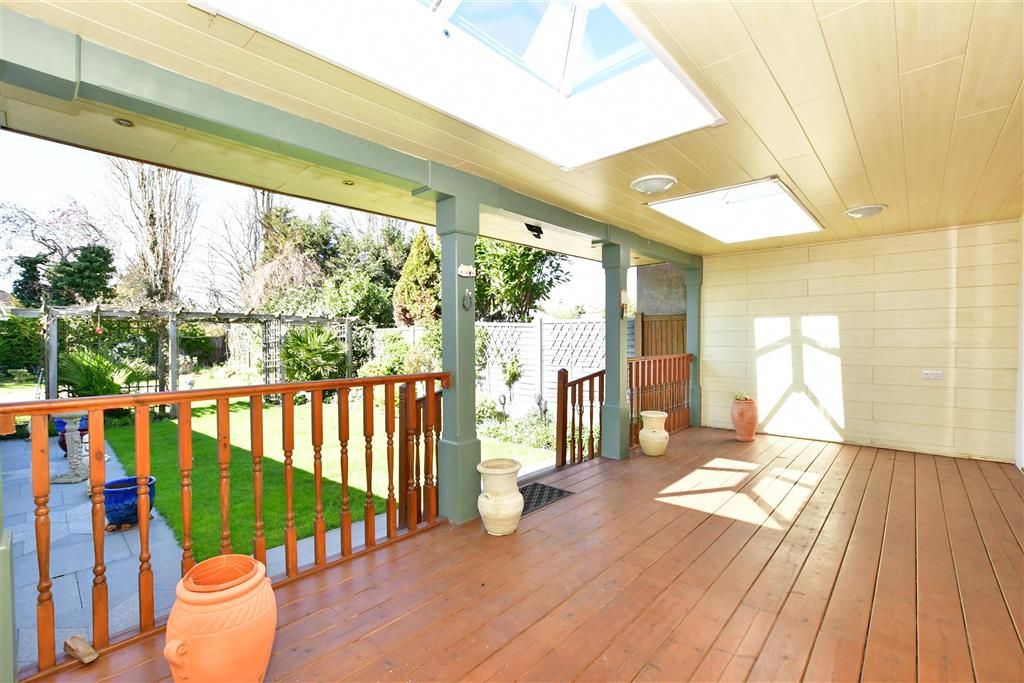 2 bed semidetached bungalow for sale in Hunter Drive, Hornchurch