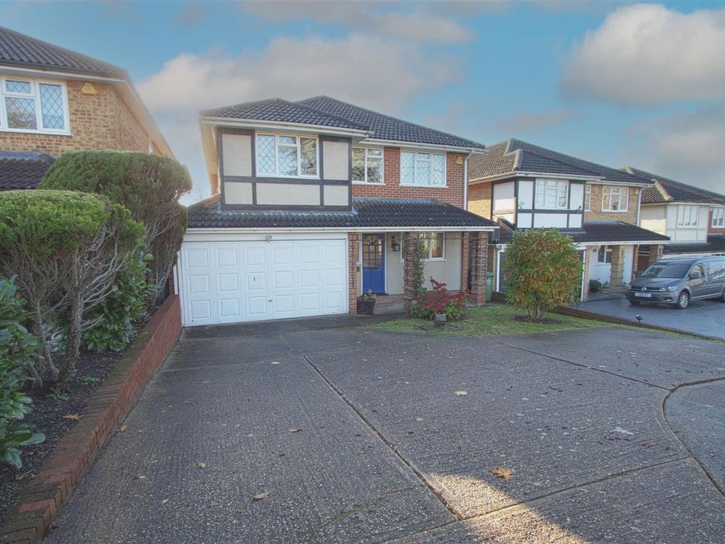4 bed detached house for sale in Crays Hill, Billericay CM11, £800,000