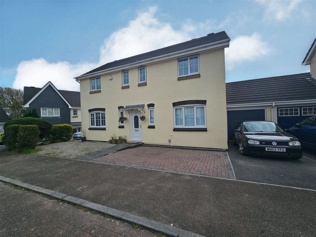 5 bed link detached house for sale in Grass Valley Park, Bodmin PL31, £