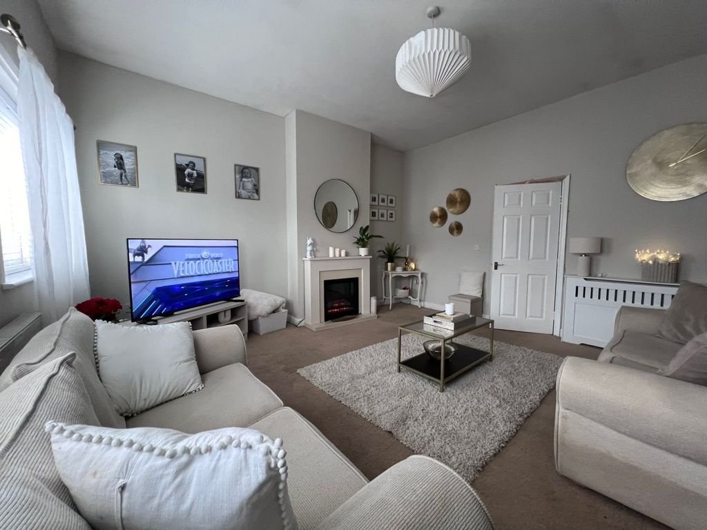 2 bed flat to rent in Leigh Road, Leigh WN7, £700 pcm Zoopla