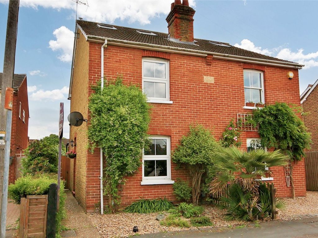 4 bed semidetached house for sale in Queens Road, Knaphill, Woking