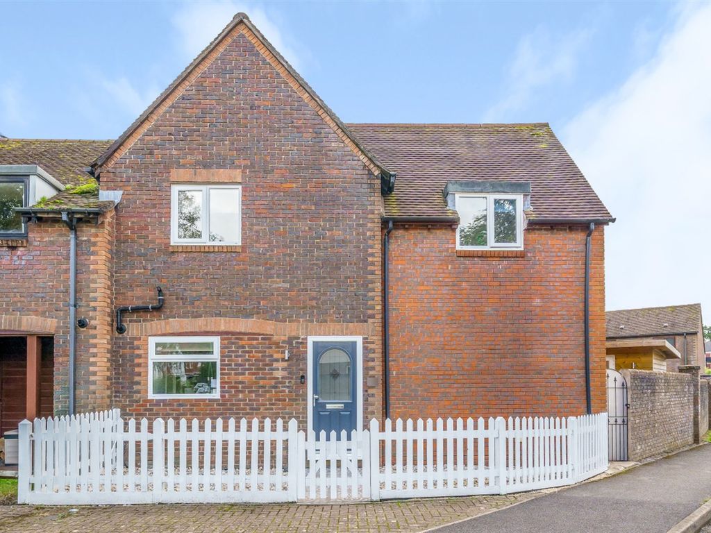 3 bed end terrace house for sale in 9 Perche Court, Midhurst, West