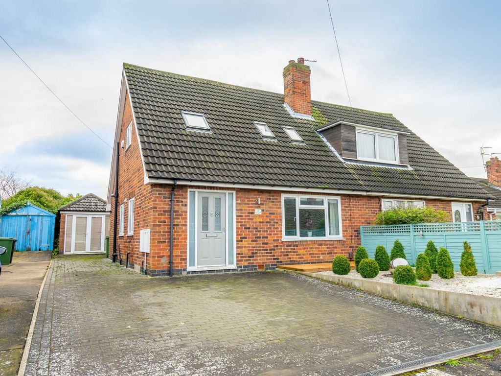 4 bed semidetached house for sale in Lady Hamilton Gardens, Holgate