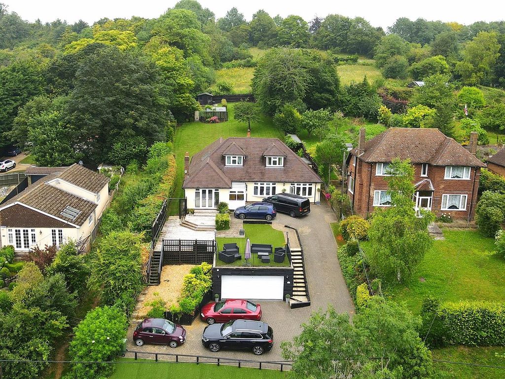 5 bed detached house for sale in Green Coombe, Totternhoe, Beds. LU6