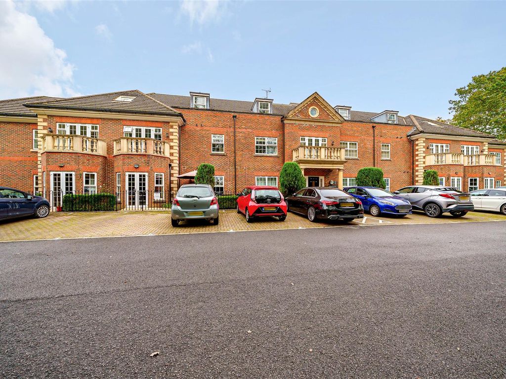 2 bed flat for sale in Wellesley Court, Dukes Ride, Crowthorne