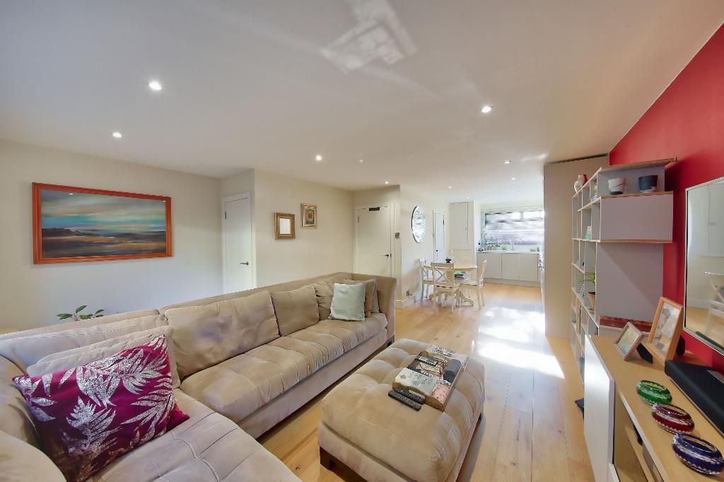 Cambridge Close, Raynes Park SW20