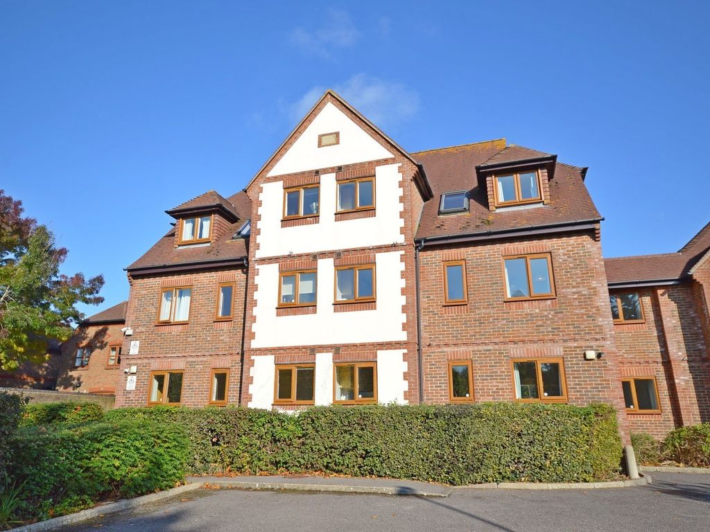2 bed flat to rent in 2 St Christopher's Close, Chichester, West Sussex
