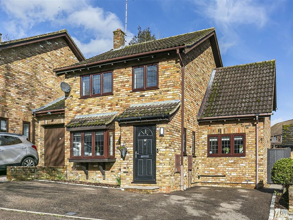 3 bed detached house for sale in Juniper Gardens, Welwyn AL6, £635,000