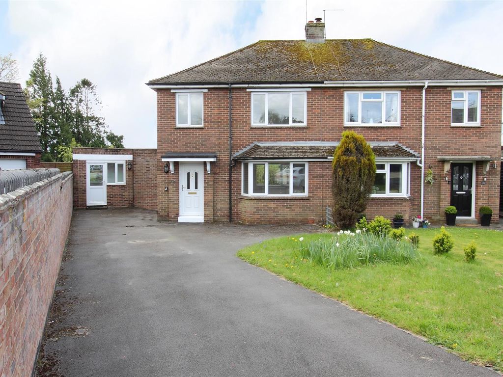 3 bed semidetached house to rent in Queens Road, Devizes SN10, £1,450