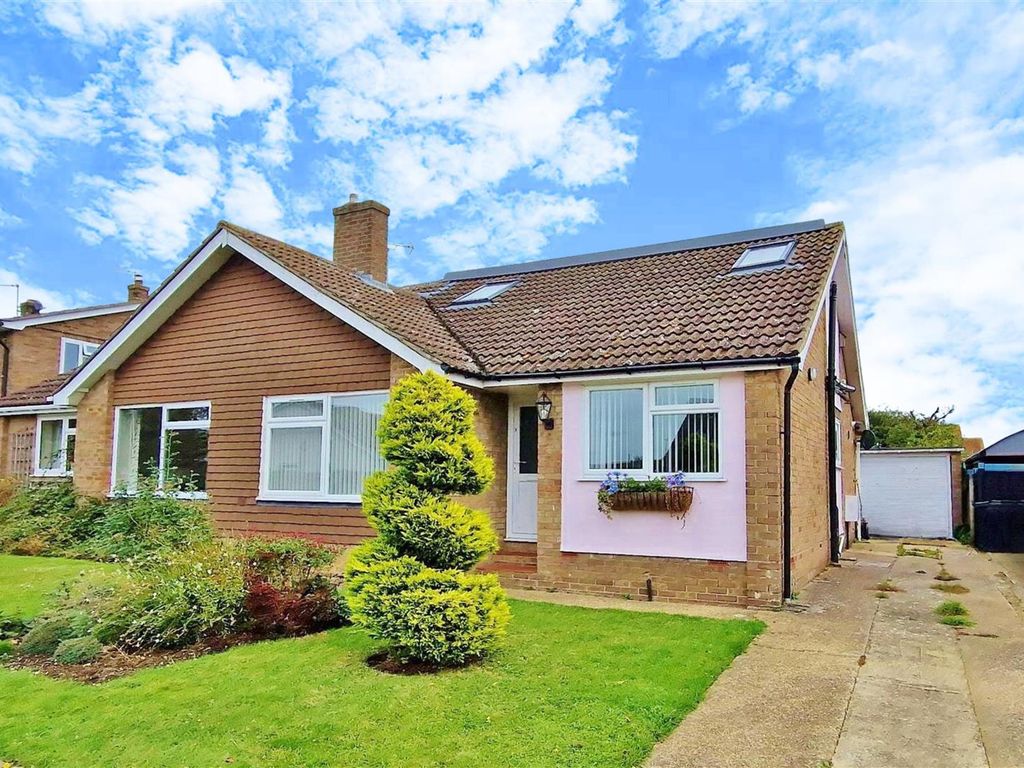 3 bed semidetached bungalow for sale in Close, FrintonOn
