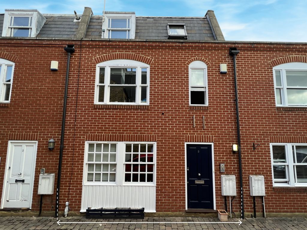 2 bed mews house for sale in The Mews, Bridge Road, St Margarets