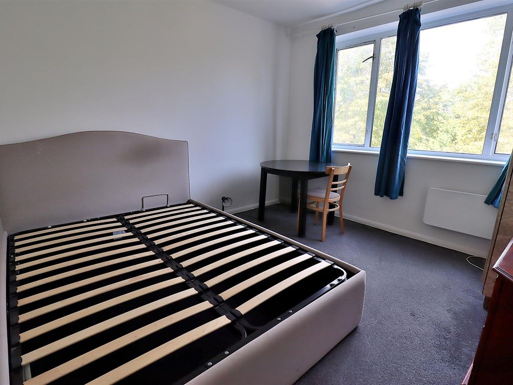 Room to rent in Bramley Road, London N14, £500 pcm Zoopla