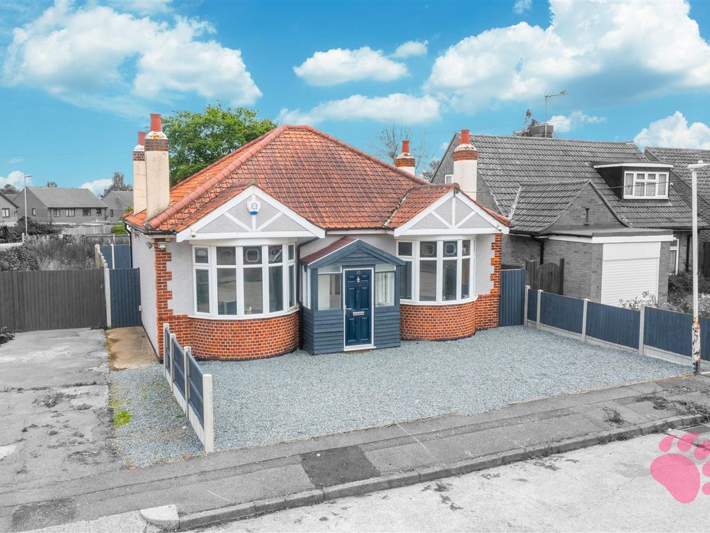3 bed detached bungalow for sale in Albert Drive, Laindon SS15, £