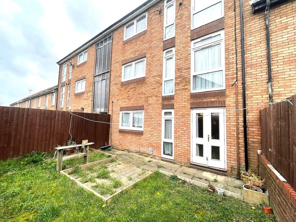 1 bed flat for sale in Gregory Road, Romford RM6 Zoopla