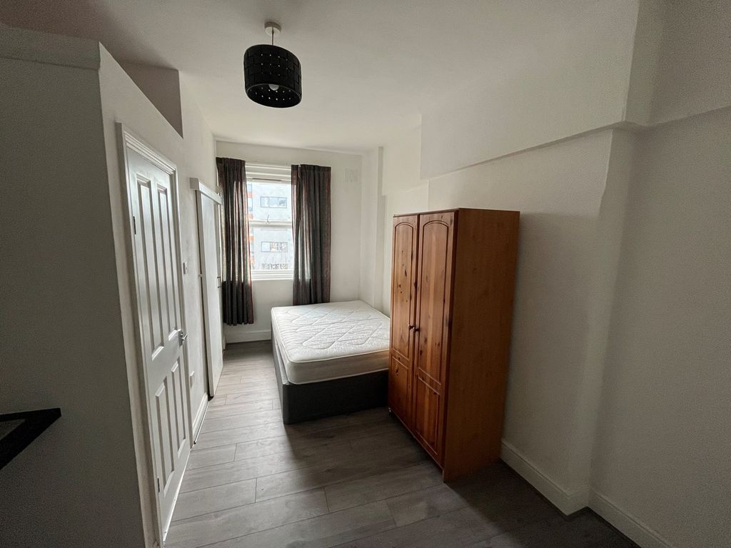 Studio to rent in 140142 Holdenhurst Road, Bournemouth BH8 Zoopla