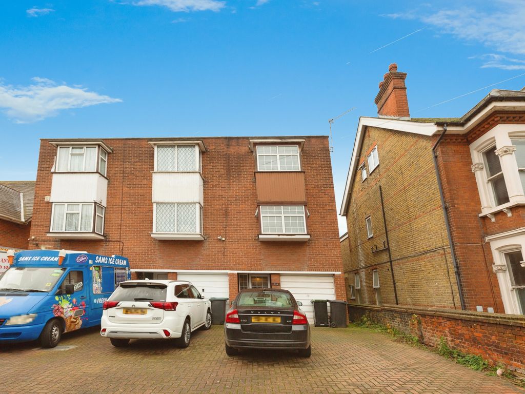 4 bed end terrace house for sale in Pelham Road, Gravesend, Kent DA11